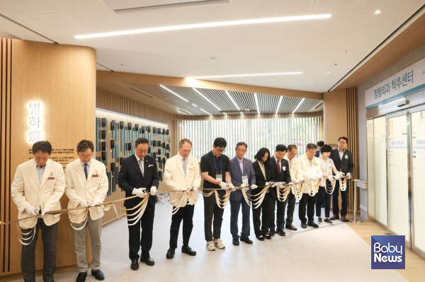 별하재 개관을 축하하는 박승우 삼성서울병원 원장(왼쪽 4번째), 박재범 삼성서울병원 장기이식센터장(오른쪽 3번째), 이형훈 보건복지부 제2차관(오른쪽 5번째), 이삼열 한국장기조직기증원 원장(왼쪽 3번째). ⓒ삼성서울병원