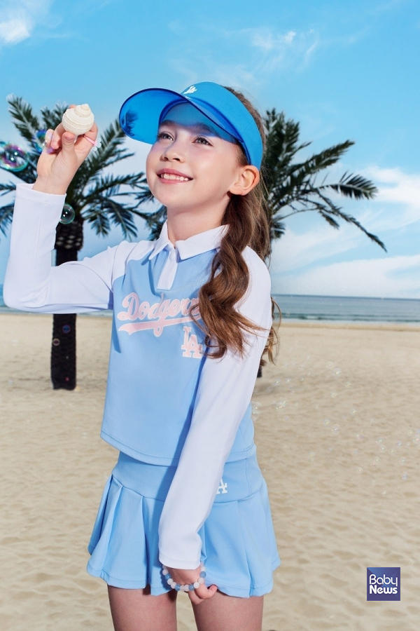MLB키즈, 에너지 넘치는 여름 라이프스타일 담은 청량한 비치 무드의 26SS 스윔웨어 화보 공개.