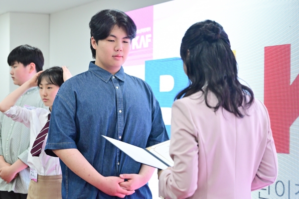 변재준 작가가 제6회 부산국제어린이청소년아트페어(BIKAF) 미술공모전 시상식에서 은상을 전달받고 있다. 소장섭 기자 ⓒ베이비뉴스