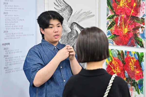 변재준 작가가 제6회 부산국제어린이청소년아트페어(BIKAF) 관람객에게 자신의 그림 세계에 대해 설명하고 있다. 소장섭 기자 ⓒ베이비뉴스