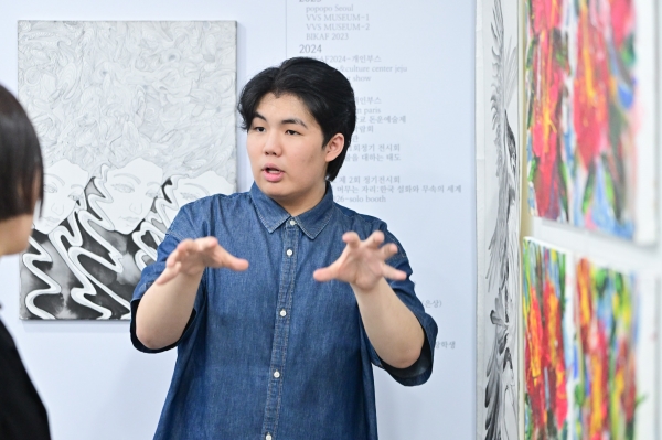 변재준 작가가 제6회 부산국제어린이청소년아트페어(BIKAF) 관람객에게 자신의 그림 세계에 대해 설명하고 있다. 소장섭 기자 ⓒ베이비뉴스