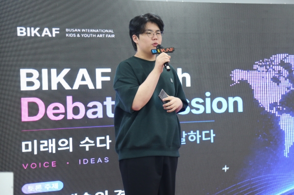 변재준 작가가 제6회 부산국제어린이청소년아트페어(BIKAF) 청소년포럼에서 AI를 활용한 작품 활동을 어떻게 볼 것인가를 주제로 발표를 하고 있다. 소장섭 기자 ⓒ베이비뉴스