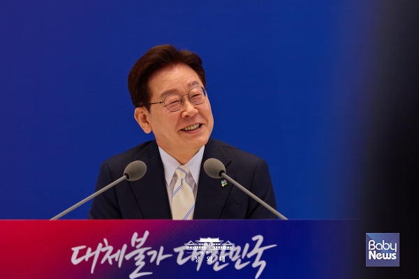 이재명 대통령은 저출생 위기 극복을 이재명 정부가 해결해야 할 가장 중요한 과제로 꼽으며, '희망 있는 사회'를 만드는 것이 핵심이라고 강조했다. ⓒ청와대