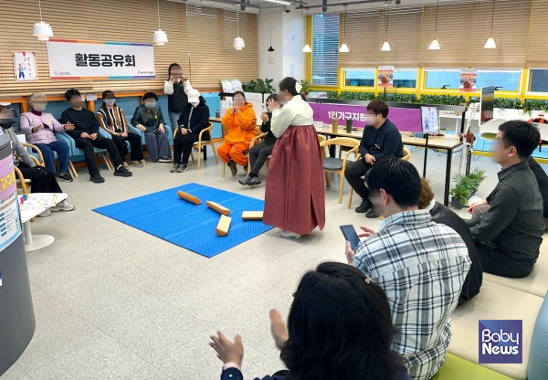강북구1인가구지원센터 ‘설날 뿌꾸 다락방’ 프로그램에 참여한 주민들이 함께 소통하고 있다. ⓒ강북구