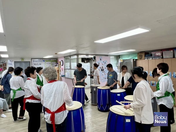 참가자들이 난타를 활용한 힐링 프로그램에 참여하고 있다. ⓒ구로구