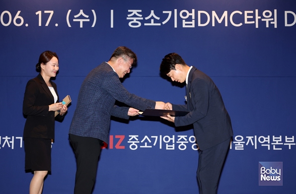 김지운 ㈜라오가닉 대표이사가 ‘2026 대한민국 중소기업인대회’에서 산업포장을 수상하고 있다. ⓒ라오가닉