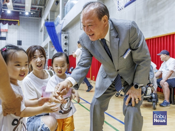 모아공동체 어린이집 가족들과 즐거운 시간을 함께하는 유동균 마포구청장.
