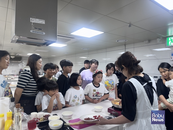 ▲ 전통요리 체험과 보호자 간담회에 참여하고 있는 방과후아카데미 학부모님들과 청소년들. ⓒ광주광역시청소년활동진흥센터