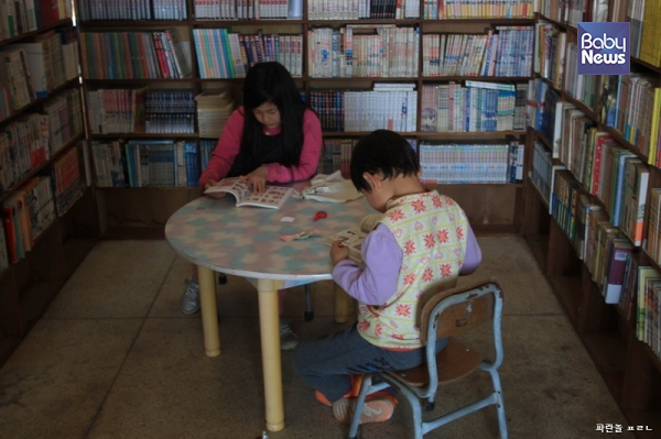 국어사전 서재도서관 '말꽃 짓는 책숲, 숲노래'에서 독서를 즐기는 아이들. ⓒ최종규