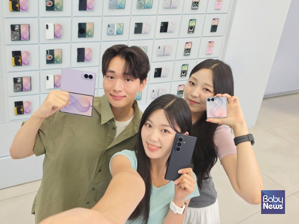 삼성전자 '갤럭시 Z 폴드8 울트라·폴드8·플립8' 역대 갤럭시 스마트폰 최다 판매 신기록. ⓒ삼성전자