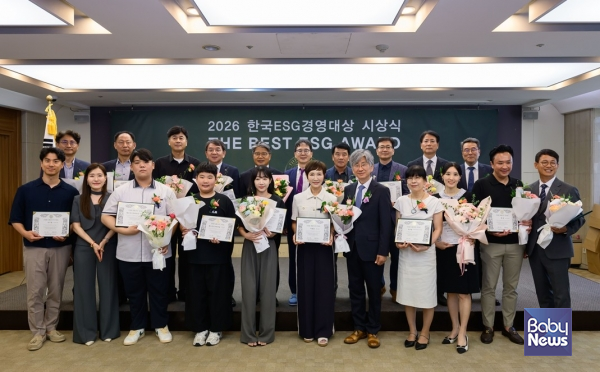 ​​​​​​​ISO 국제표준 인증기관 KSR인증원(회장 김장섭)이 8월 5일 서울 프레스센터에서 열린 '제4회 2026 한국ESG경영대상' 시상식에서 중소기업 부문 최우수상(Governance)을 수상하며, 인증기관 스스로 가장 높은 수준의 투명성을 갖춰야 한다는 원칙을 실적으로 입증했다. ⓒKSR인증원