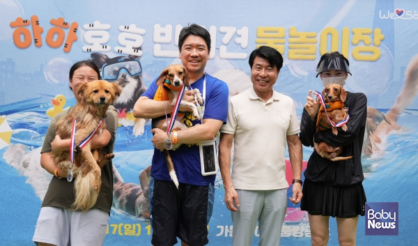 시상식 기념 촬영하는 서강석 송파구청장. ⓒ송파구