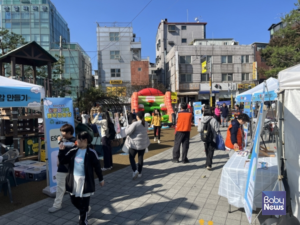 2025 신당동 마을마당에서 열린 ‘다문화가족 행복한마당’ 체험 부스. ⓒ중구