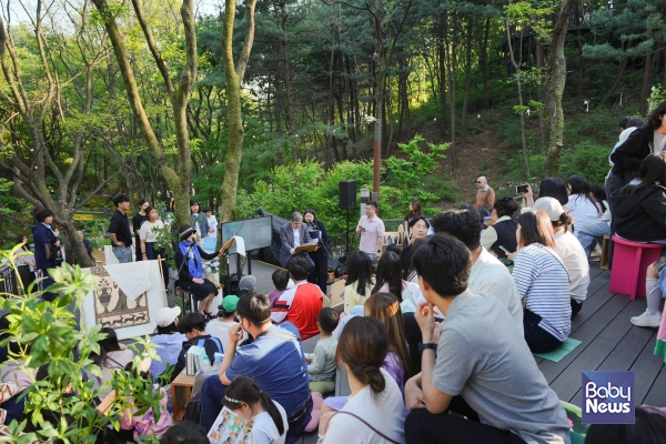 지난 4월 주한 그리스대사관과 함께 진행한 ‘그리스 그림으로 만나는 신화의 숲‘ 행사 모습. ⓒ성북구