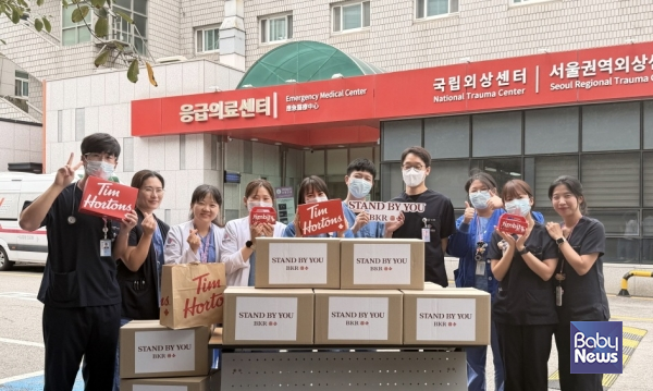 비케이알이 ‘세계 응급처치의 날’을 앞두고 국립중앙의료원 응급의료센터 및 서울권역외상센터 의료진에게 도넛을 전달했다. ⓒ㈜비케이알