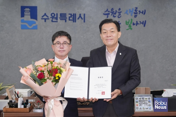 이재준 수원특례시장(오른쪽)이 이동기 제2부시장에게 임용장을 수여한 후 기념촬영을 하고 있다. ⓒ수원특례시