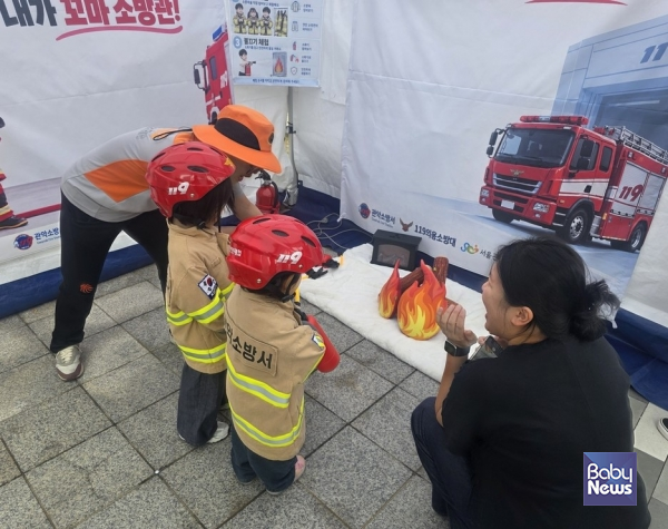 키자니아 불끄기 소방대원 체험하는 유아.
