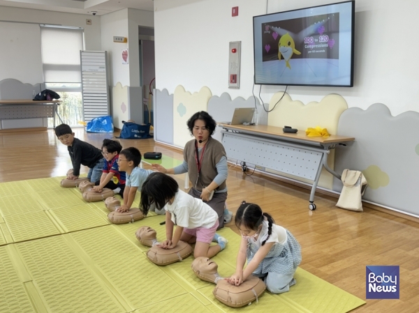 유아 심폐소생술 교육 ‘소중한 생명을 지켜요!’ 진행 모습. ⓒ춘천시육아종합지원센터