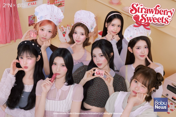 투에이엔 X 하츠투하츠 윗줄 - 스텔라, 지우, 카르멘, 에이나/ 아래줄 - 유하, 주은, 이안, 예온.  ⓒ투에이엔