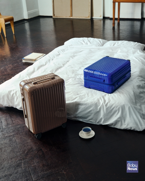 리모와(RIMOWA)가 에센셜(Essential)과 그루브(Groove) 컬렉션에 새로운 시즈널 컬러 ‘엄버(Umber)’와 ‘울트라마린(Ultramarine)’을 선보인다. ⓒ리모와
