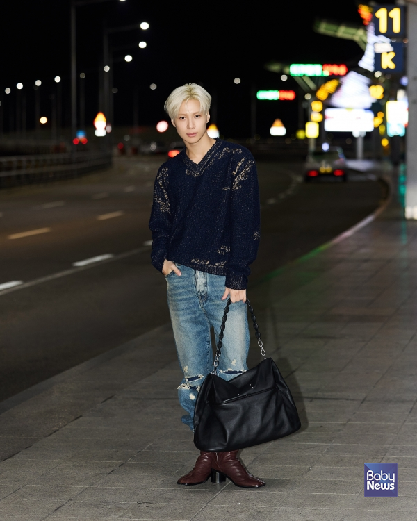 태민이 ‘메종 마르지엘라(Maison Margiela) SS27 패션쇼’ 참석을 위해 지난 27일 인천국제공항을 통해 프랑스 파리로 출국했다. ⓒ메종 마르지엘라