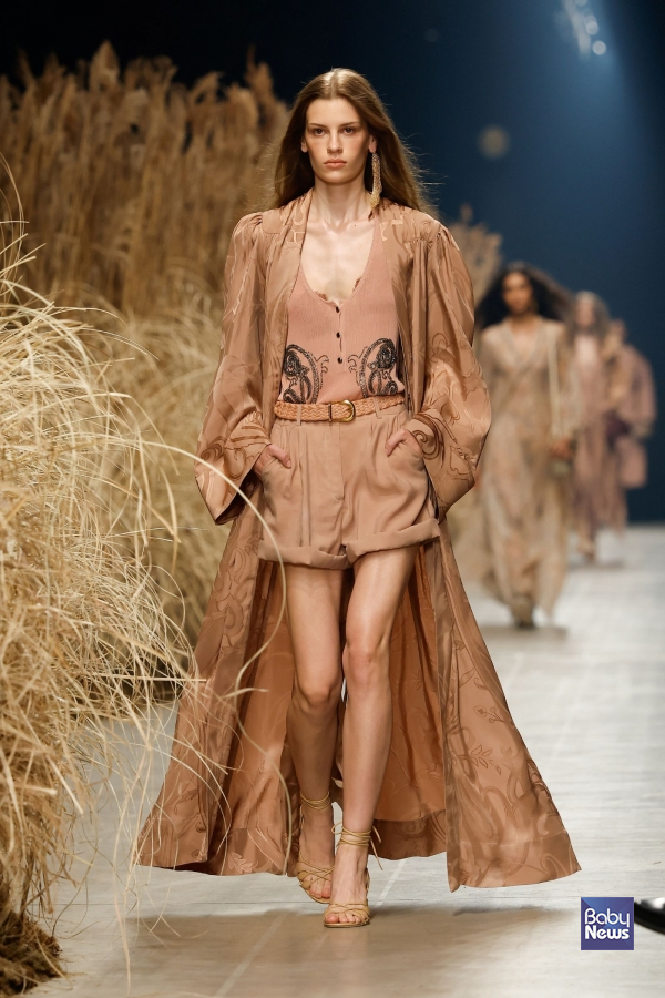 에트로(ETRO)가 지난 23일 밀라노 패션 위크에서 2027 봄·여름 여성 컬렉션 ‘에트로 헤일로(ETRO HALO)’를 공개했다. ⓒ에트로