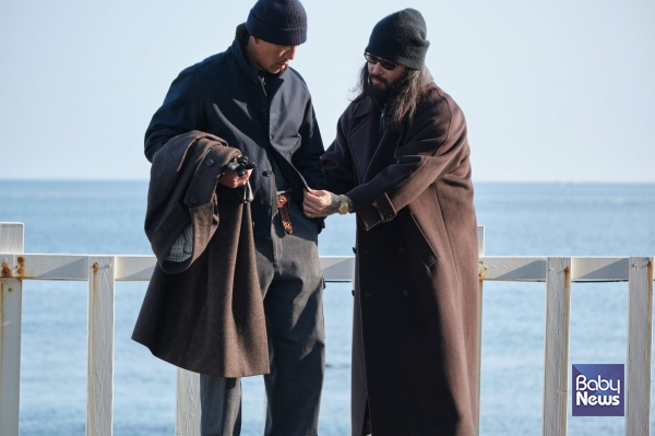 맨온더분(MAN ON THE BOON)이 한국 겨울바다의 정취를 담아낸 2026 FW 컬렉션을 공개했다. ⓒ맨온더분