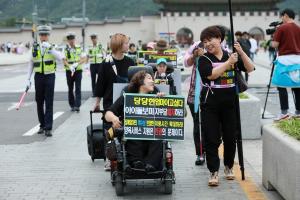 휠체어 탄 엄마들이 서울 거리를 행진한 까닭