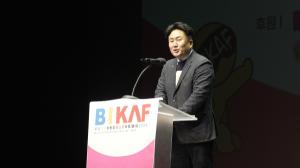 "영화제는 부산영화제, 아트페어는 비카프!"