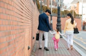 [달라지는 것] 육아기 '10시 출근제' 문턱 낮춘다… 근속요건 폐지·지원 확대