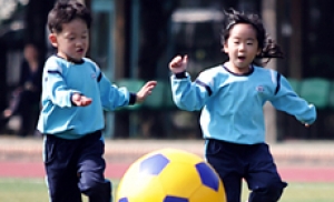 [BABY포토] 공을 향해 힘껏 달려가는 아이들