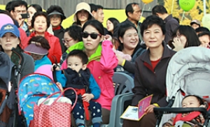 박근혜 “육아문제 해결 국가핵심으로 둘 것”