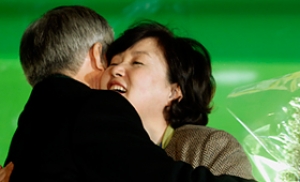 [오늘의 대선사진] 아내와 포옹하는 문재인