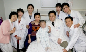 솥에 빠져 화상 입은 중국 아이 한국서 재건수술