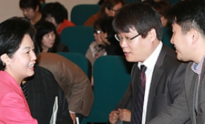 류지영 의원과 인사하는 베이비뉴스 대표
