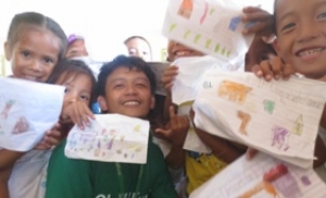 필리핀 태풍 피해 아이들 정신적 안정 돕는다