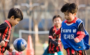 축구에 푹 빠진 아이들의 10가지 표정