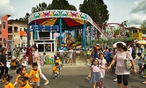 어린이대공원 놀이동산 찾은 부모와 아이들