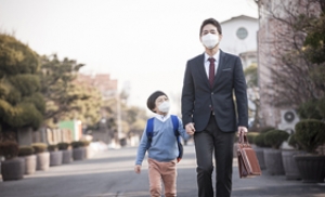 날씨예보와 마스크 착용으로 미세먼지 질환 예방