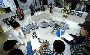 로보월드 개막, '로봇과 공놀이하는 코딩교육'