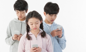 서울 초등생 10명 중 8명 "보행 중 스마트폰 사용"