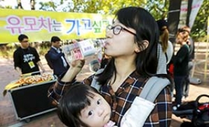 유모차 걷기대회 참석한 육아맘 '아이 안고 물 한 모금'
